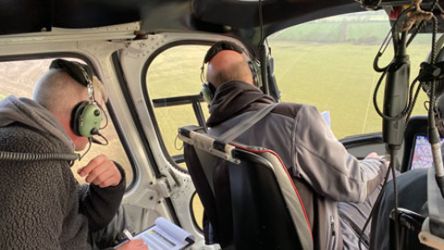 Heli-Crew im Hubschrauber